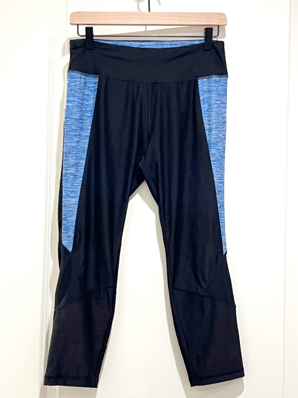 NYL women's black blue athletic capri leggings size Medium stretchy gym